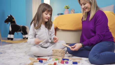 Mutter-Und-Süßes-Kleines-Mädchen-Spielen-Zusammen,-Denksportaufgaben.-Glückliches-Kleines-Mädchen-Und-Mutter.
